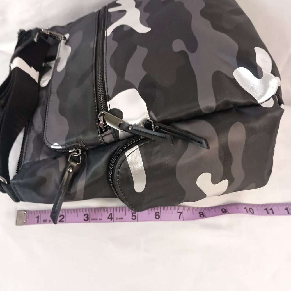 Time and Tru Brooke Gray Camo Nylon Crossbody Bag Multi Pocket NWT - Picture 3 of 10